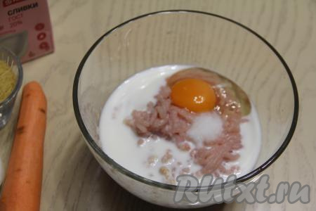 В миску с получившимся куриным фаршем вбить яйцо, влить сливки, всыпать соль по вкусу.