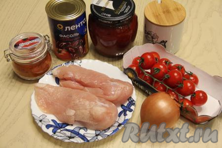 Подготовить продукты для приготовления куриного филе с консервированной фасолью в томатном соусе. Лук почистить. Вымыть и обсушить куриное филе.