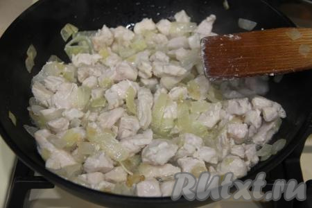 Обжаривать куриное филе с луком 10 минут, периодически помешивая.
