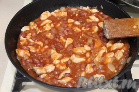 Куриное филе перемешать с консервированной фасолью в томатном соусе, дать жидкости закипеть и тушить на небольшом огне 5 минут.