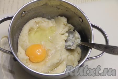 Слегка остудить заварное тесто и начать в него по одному добавлять яйца. Тесто нужно тщательно перемешивать после добавления каждого яйца.
