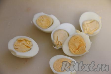 Предварительно сварить 4 яйца вкрутую (в течение 10 минут после закипания воды), затем остудить их и почистить.