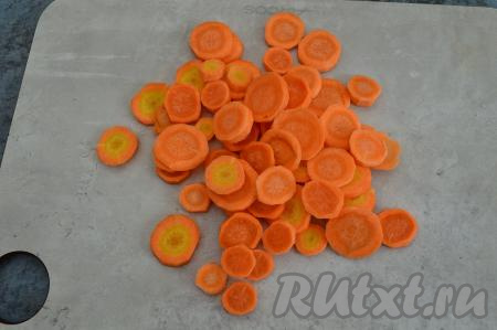 Морковь очистить и нарезать на кружочки.