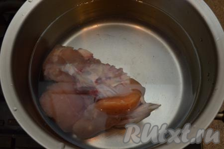 В кастрюлю влить воду, добавить мясо на кости, поставить на огонь. После закипания, убрав пену, варить мясо до готовности (курицу варить минут 30-35, свинину - минут 50-60, говядину - часа 1,5) на небольшом огне.