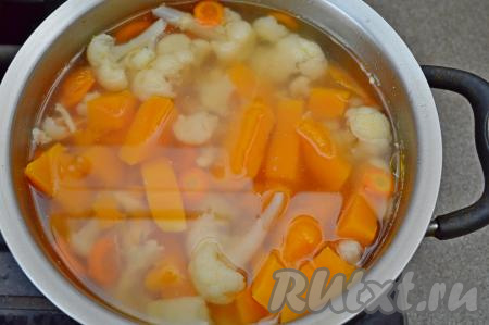 Варить суп минут 20-25 (овощи должны стать мягкими и легко прокалываться вилкой).