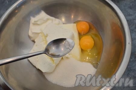 В миску выложить сахар, творог, вбить сырые яйца, добавить сметану и щепотку соды.