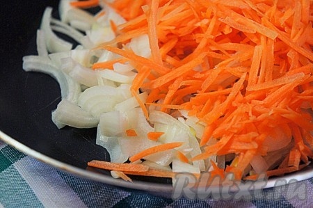 Готовим овощную зажарку для котлет. Для этого морковь натереть на "корейской" тёрке, лук нарезать полукольцами, добавить нарезанный мелким кубиком помидор (по желанию). Добавить к овощам немного растительного или оливкового масла и поджарить овощи при постоянном помешивании до прозрачности лука.
