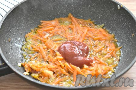 К обжаренным овощам добавляем томатный соус (можно заменить на кетчуп) и 2-3 столовых ложки бульона из кастрюли с овощами, перемешиваем, тушим 2-3 минуты.