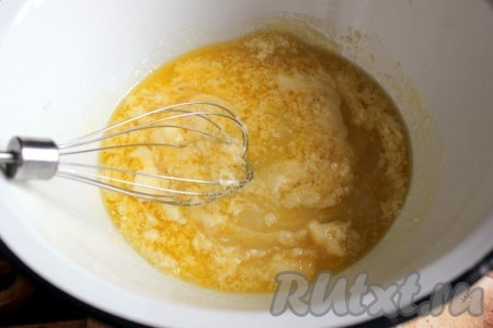 Размягченный маргарин соедините с сахаром.