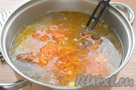 После того как картошка с капустой проварятся 25 минут, добавляем в кастрюлю со сковороды овощи, протушившиеся в томатом соусе, даём закипеть и продолжаем варить щи с копчёными рёбрышками и капустой 10 минут. Если щи слишком густые, разбавьте их кипячёной водой.