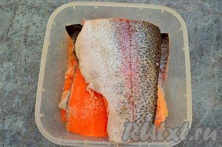 Сложить кусочки рыбы друг на друга, верхний кусок форели выложить кожей вверх и тоже просыпать смесью соли и сахара. Очень важно учитывать, что всю смесь соли и сахара нужно равномерно распределять между кусочками рыбы.
