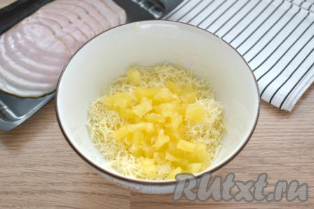 К сыру добавляем консервированные ананасы без жидкости, нарезанные на маленькие кубики.