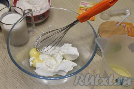 Аккуратно разделить яйца на белки и желтки. В объёмной миске соединить рикотту и желтки. 