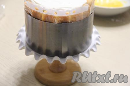 Слегка зажать мандариновый тирамису в кулинарное кольцо, выровнять верх десерта остатками крема и поместить в холодильник на ночь.