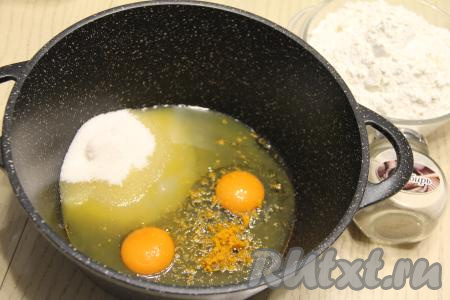 В достаточно глубокую кастрюлю выложить сахар и мёд, яйцо и желток, добавить цедру апельсина и апельсиновый сок. 