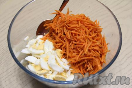 Если полоски корейской морковки длинные, тогда разрежьте их на части. Морковь тоже добавить в салатник с жареными шампиньонами, копчёной курицей и яйцами.