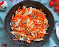 Салат с копчёной курицей, корейской морковью и жареными шампиньонами