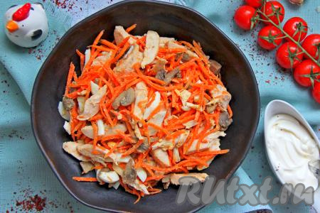 Салат с копчёной курицей, корейской морковью и жареными шампиньонами