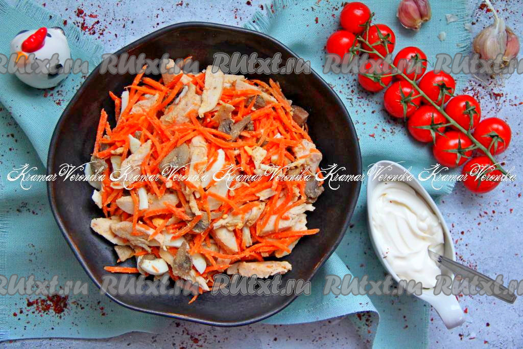 Салат с копчёной курицей, корейской морковью и жареными шампиньонами ...