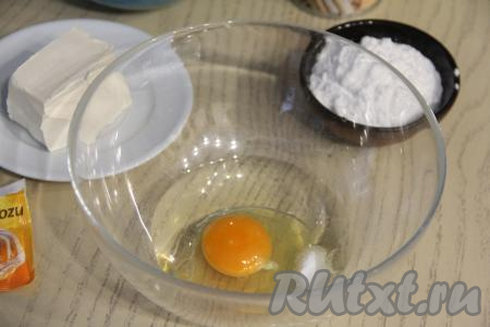 Соединить в достаточно объёмной миске яйцо и соль, взбить вилкой до однородности.