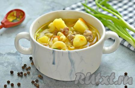 Вкусный, ароматный, сытый суп, сваренный с фаршем и макаронами, разливаем по тарелкам и горячим подаём к столу.