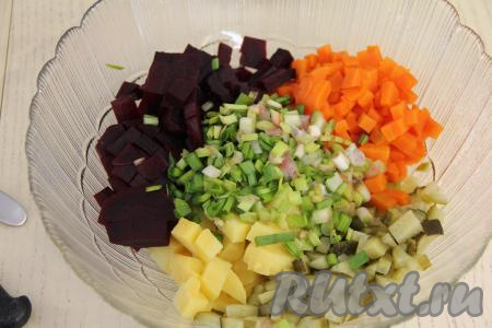 Зелёный лук мелко нарезать и добавить в салатник с овощами.