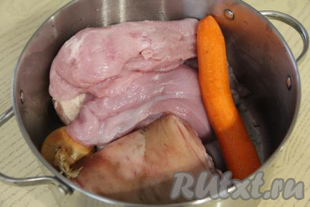 Рульку, филе индейки и свинину вымыть, выложить в кастрюлю. Лук тщательно вымыть, очищать не нужно. Морковь очистить и вымыть. Лук с морковью добавить в кастрюлю со свининой и индейкой.