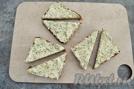 Острым ножом разрезать по диагонали каждый бутерброд на два. У нас из трёх кусочков хлеба получатся 6 треугольных бутербродов.