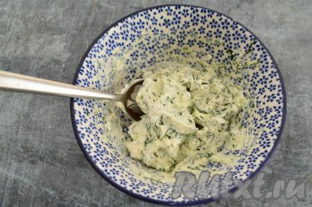 Перемешать творожный сыр с зеленью и чесноком.