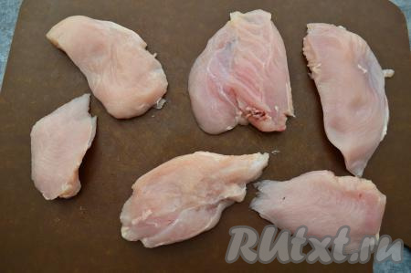 Куриное филе нарезать на плоские кусочки толщиной 1,5-2 сантиметра.
