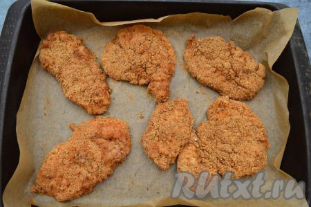 Запекать куриные отбивные в панировке в разогретой до 180 градусов духовке минут 20-25. Готовые отбивные вынуть из духовки.