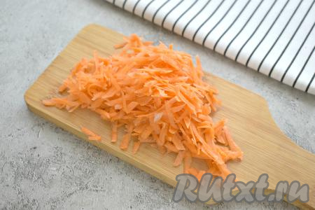 Очищаем морковку и натираем её на крупной тёрке.
