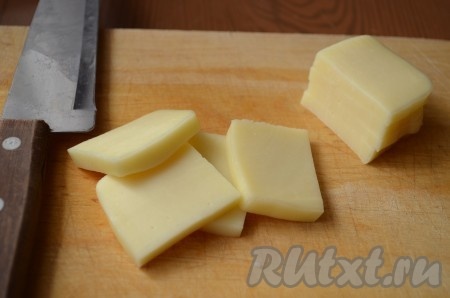 Сыр моцарелла порезать ломтиками.