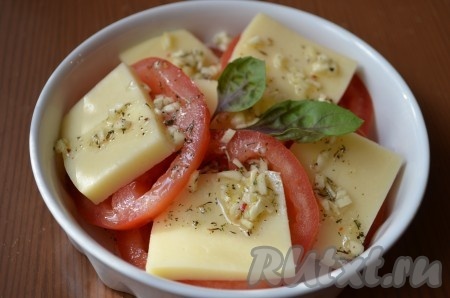 Запекать помидоры с сыром моцарелла в разогретой до 200 градусов духовке 5 минут.