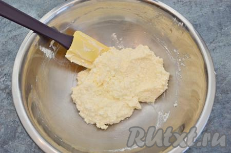 Творог, сахар и яйцо перемешать с помощью силиконовой лопатки (или вилки) до получения однородной творожной массы.