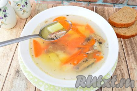 Аппетитный, вкусный, ароматный рыбный суп, сваренный из консервов "Иваси", разлить по тарелкам и горячим подать к столу. 