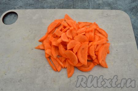 Пока закипает вода, очистить морковь, нарезать на тонкие полукружочки (или брусочки).