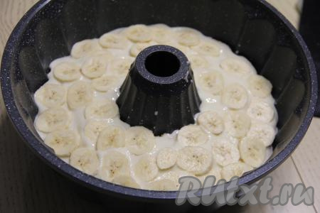 Разместить поверх крема и бананов второй бисквитный корж и слегка прижать. Сверху промазать корж оставшимся кремом и разложить все оставшиеся нарезанные бананы.