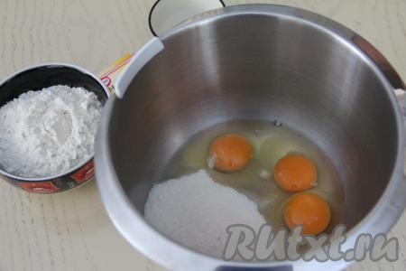 В чаше, удобной для взбивания, соединить яйца, сахар и ванильный сахар.