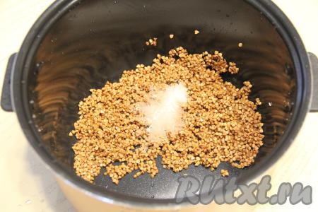 В чашу мультиварки выложить подготовленную гречку, добавить соль и сахар.
