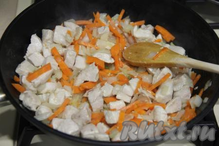 Обжарить овощи с курицей в течение 7 минут, периодически помешивая.