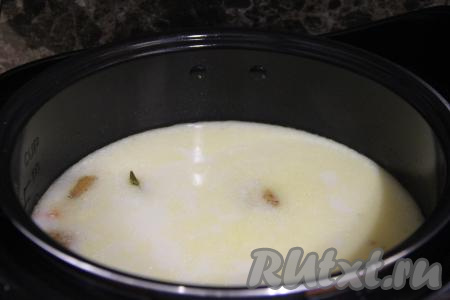 За 10 минут до окончания варки посолить суп с копчёностями по вкусу, добавить плавленный сыр. Перемешать до однородности, закрыть крышку мультиварки и варить до окончания программы. У меня был пастообразный плавленный сыр, он достаточно хорошо растворяется в супе. Если у вас плавленный сырок, тогда нарежьте его на мелкие кубики или натрите на тёрке, прежде чем добавлять в суп.