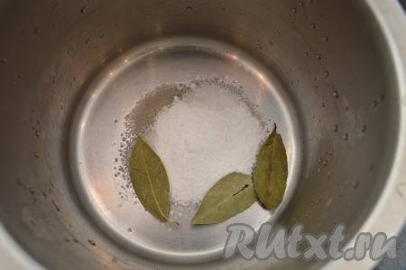 Для приготовления рассола нужно в кастрюлю всыпать сахар, соль, добавить лавровые листья.