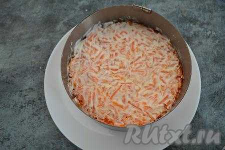Смазать морковный слой майонезом.