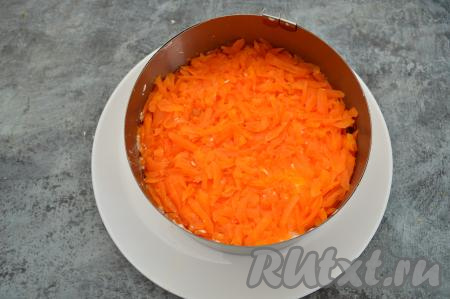 Очистить варёную морковь, натереть её на крупной тёрке, равномерно выложить следующим слоем салата, слегка утрамбовать.