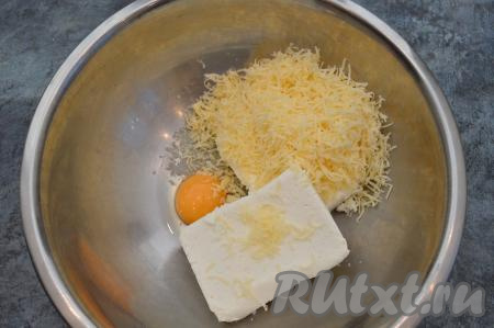 На мелкой тёрке натереть твёрдый сыр и добавить его в миску с творогом и яйцом.