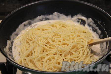 Затем добавить отваренные спагетти в сковороду.