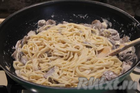 Спагетти перемешать со сливочно-грибным соусом, прогреть 2-3 минуты, периодически помешивая, и снять с огня.