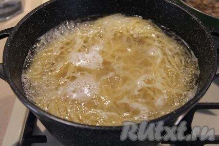 Сварившиеся спагетти откинуть на дуршлаг, дать стечь лишней воде.
