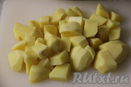 Картошку нарезать на кубики крупного размера.